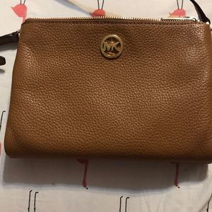 Micheal Kors MK crossbody with adjustable straps